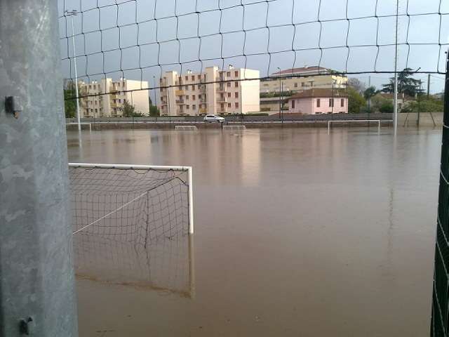 Un terrain de football inondé par la crue de novembre 2011 à Saint-Raphaël (Var). ©? Service Hydraulique Cours d’Eau (SHCE)/Cavem