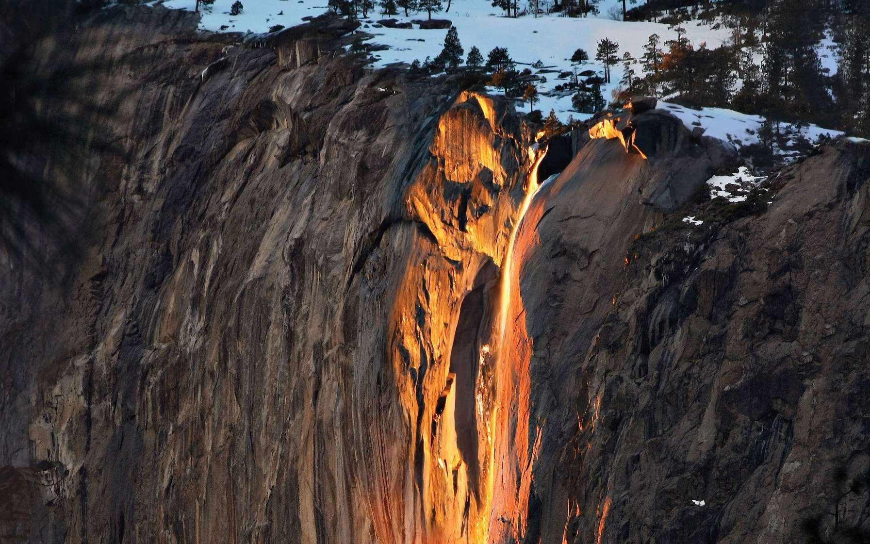 La cascade de feu illumine à nouveau le parc de Yosemite