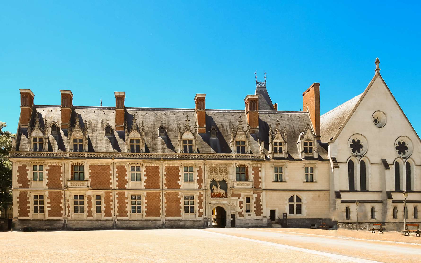 Qui a construit le château de Blois ?