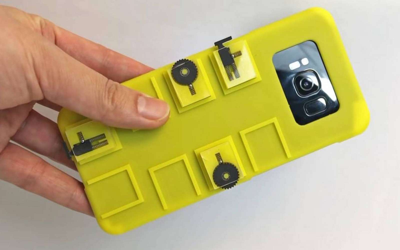 Smartphone : cette coque ingénieuse ajoute des boutons et une molette